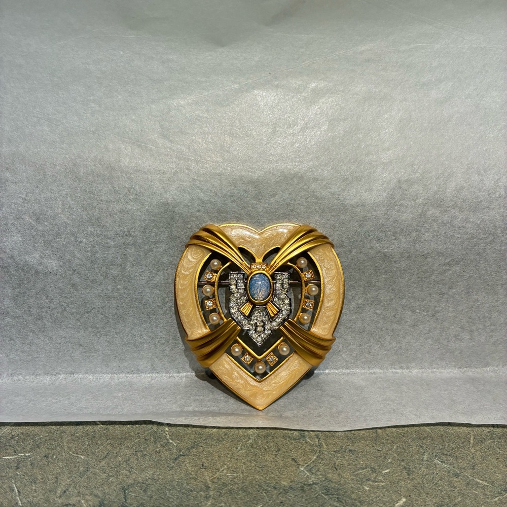 Vintage Elizabeth Taylor Avon Heart of Hollywood Brooch